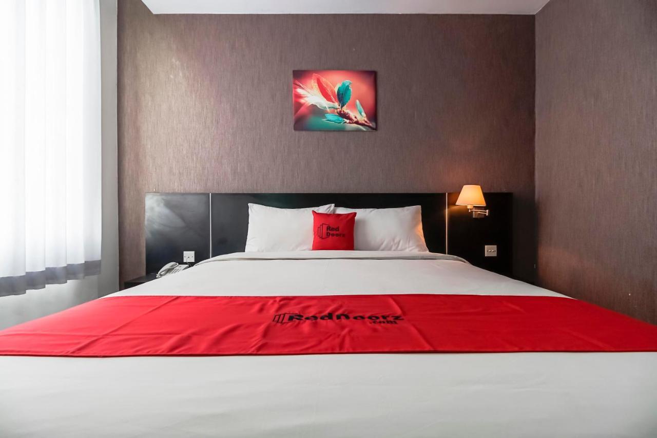 Reddoorz Premium Near Pantai Losari 2 마카사르 외부 사진
